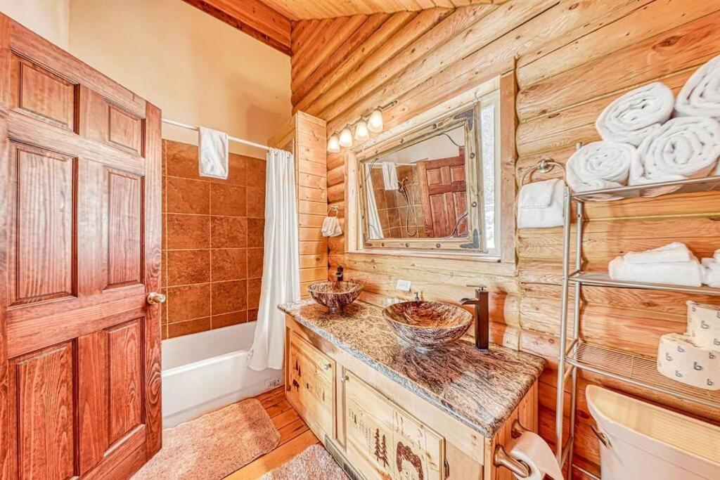 Spectacular Chalet Overlooking The Ski Slopes ブライアン・ヘッド エクステリア 写真
